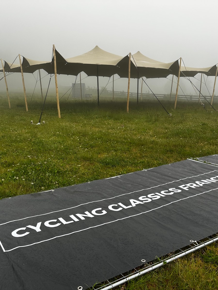 Une tente stretch M157 signée Aventure & Camp pour l’événement cyclosportif « Les 3 Ballons – Chef de File&nbsp;»