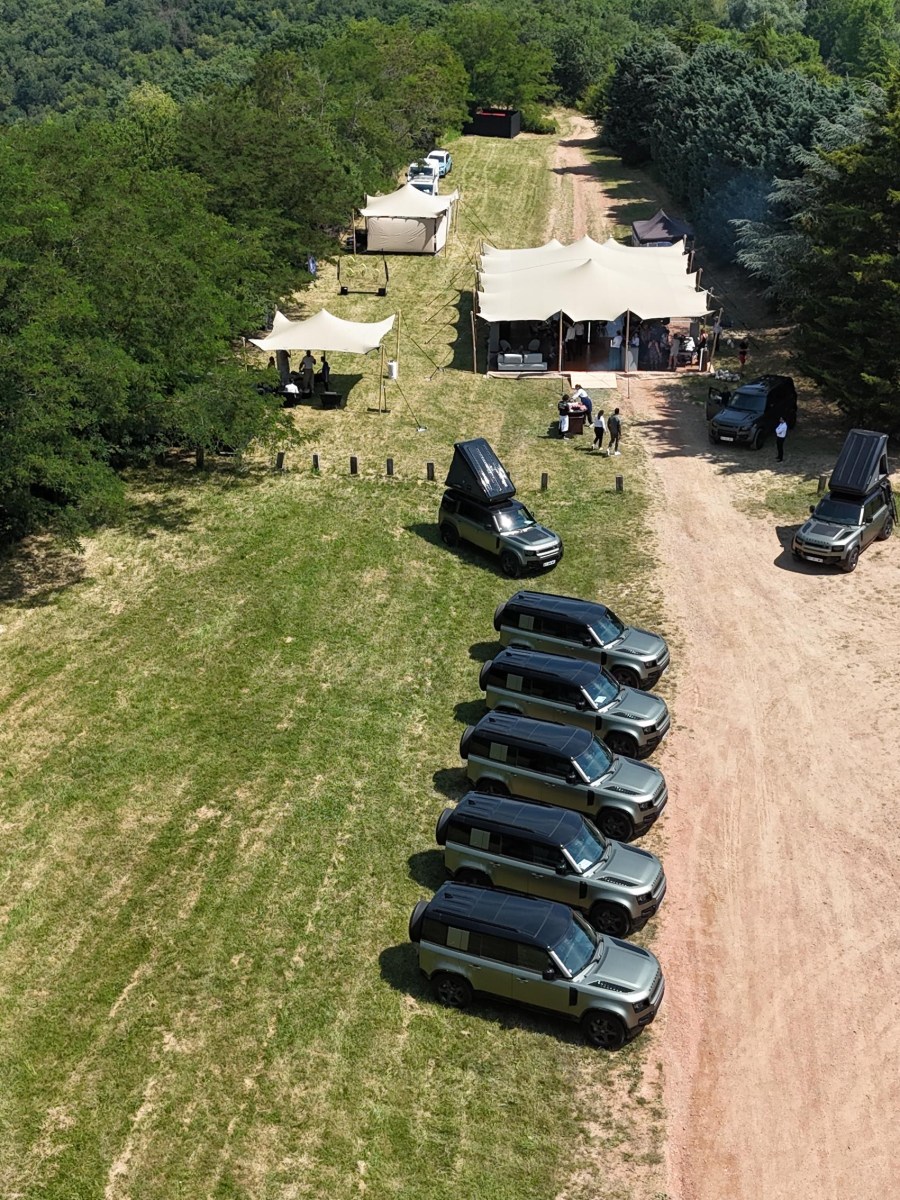 Aventure & Camp déploie trois tentes stretch pour la Tournée Defender à Poleymieux-au-Mont-d’Or