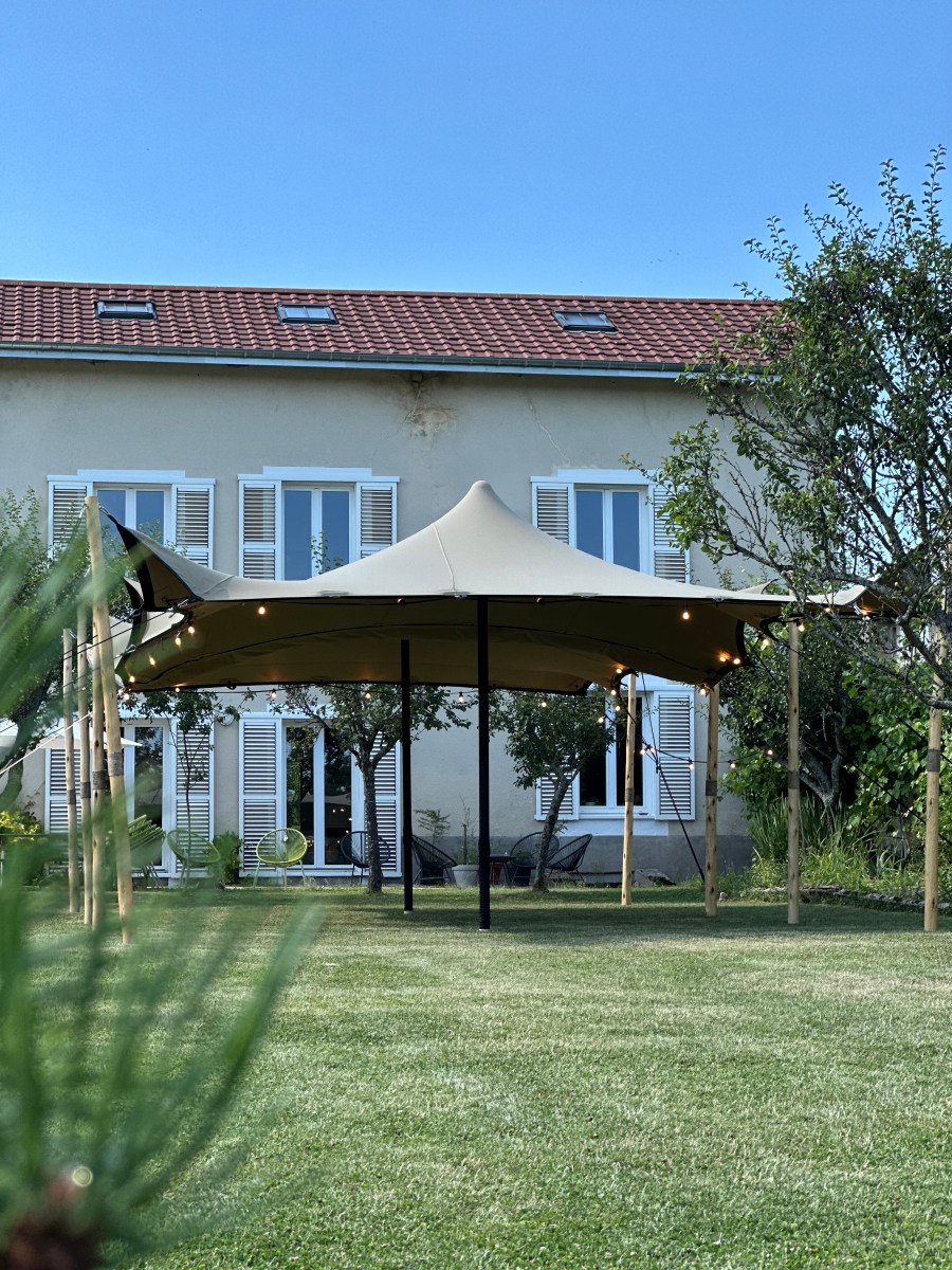 Une installation sur-mesure à Lunéville : deux tentes XS27 pour un anniversaire en jardin&nbsp;privé
