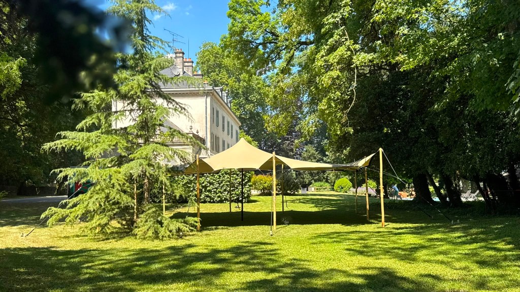 Une tente stretch en Moselle - Au coeur d'un joli domaine, une tente M79 installée pour un anniversaire.
