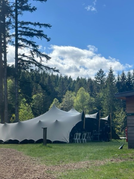 Une tente stretch M157 au cœur d&rsquo;un séminaire d&rsquo;entreprise chez Huttopia Granges-sur-Vologne