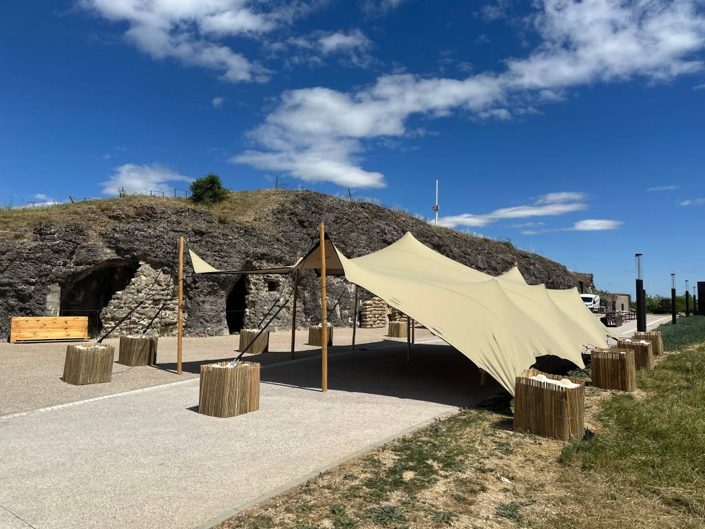 Tente stretch en Meuse - Inauguration du fort de Vaux avec une tente stretch M79 pour l'occasion